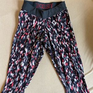 XS Nike Leggings, gently worn, very stretchy & flattering.